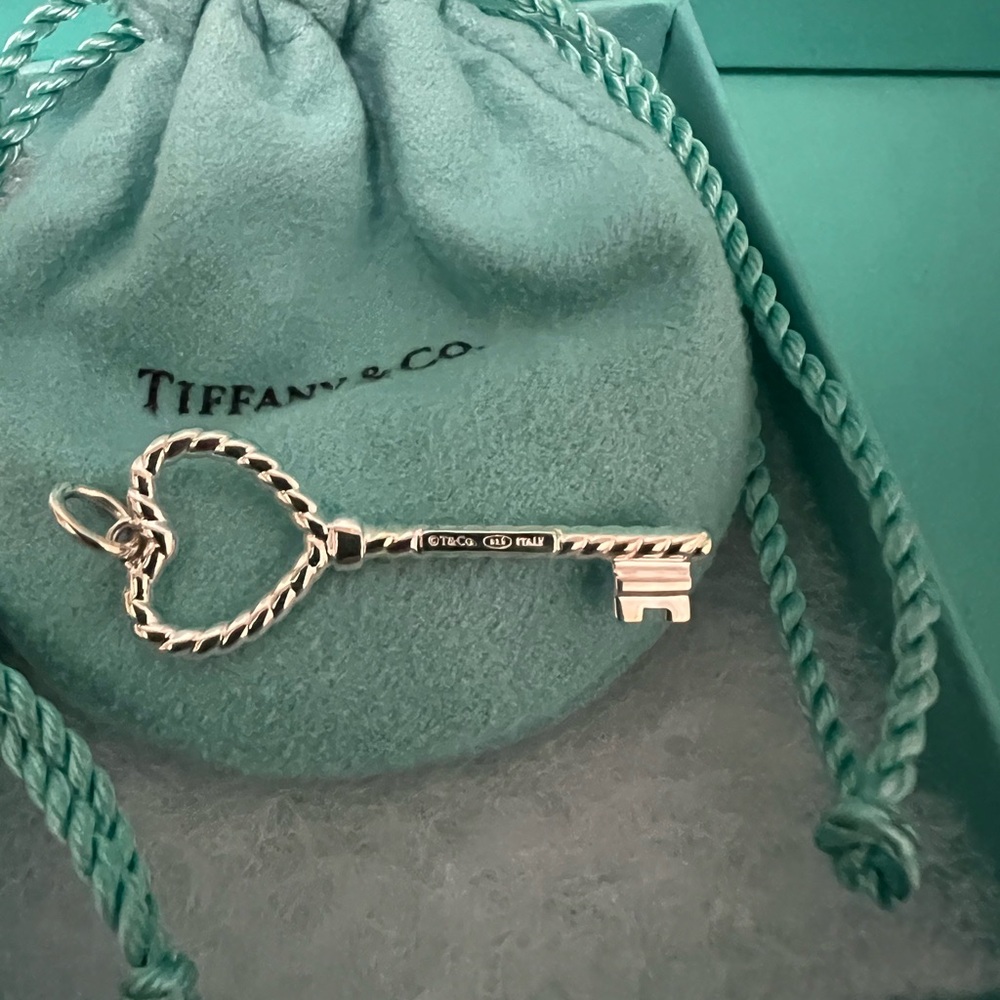 🌸🌸 Authentic Tiffany & Co. Twist Heart Key